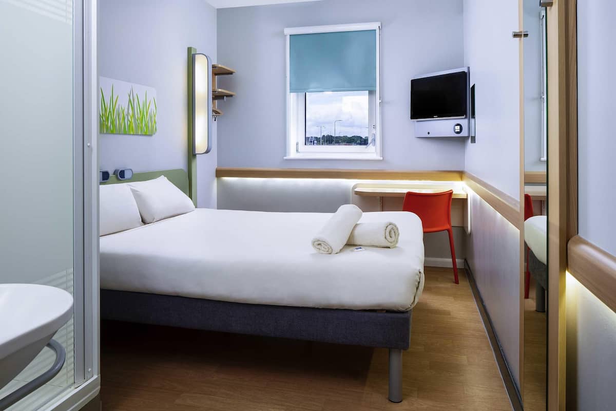 desk, soundproofing, iron/ironing board, free wifi