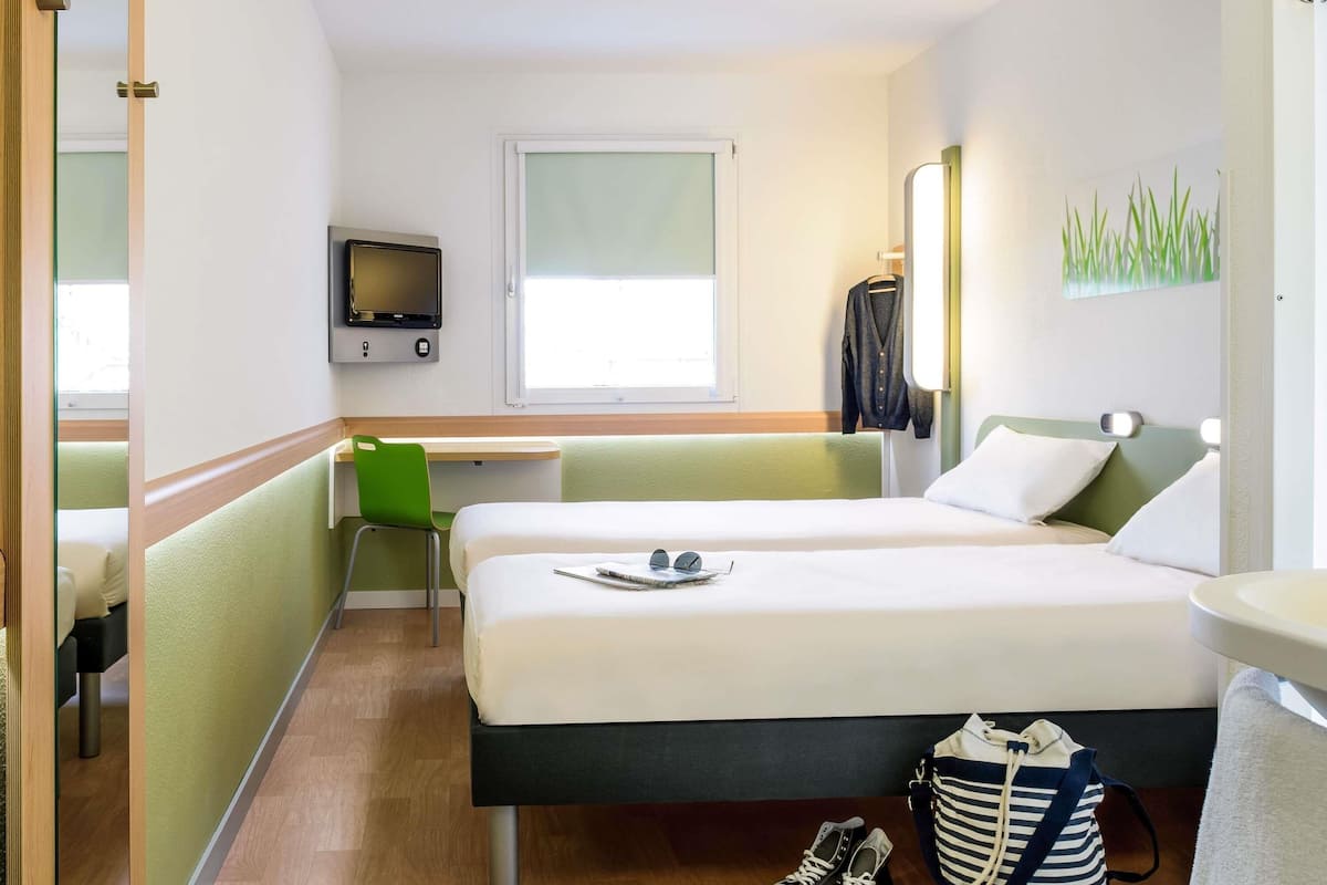 Quarto duplo, 2 camas de solteiro | Escrivaninha, quartos à prova de som, ferros/tábuas de passar roupa