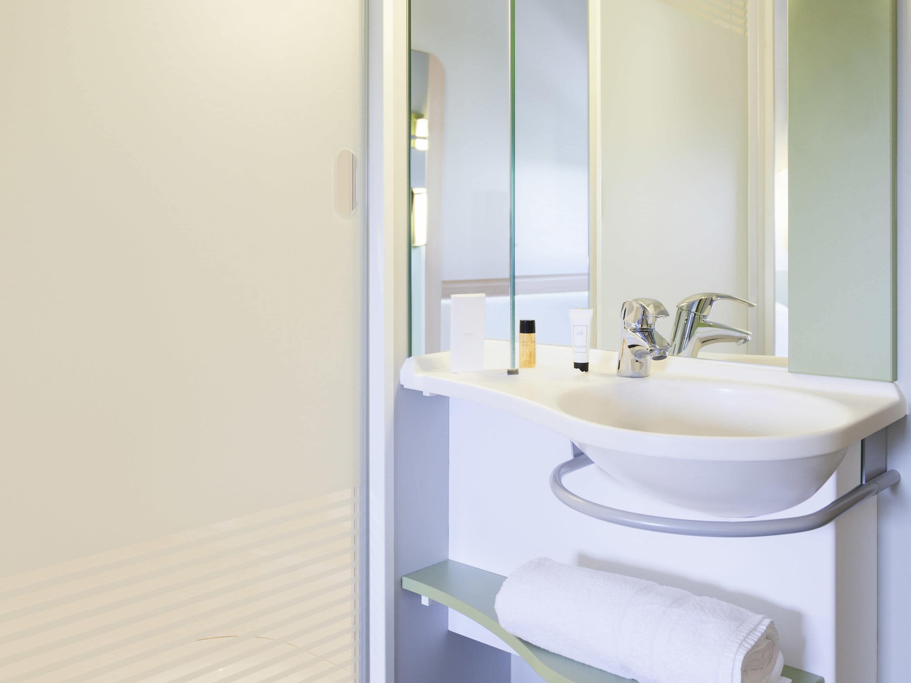 Una scrivania, insonorizzazione, ferro/asse da stiro, Wi-Fi gratuito