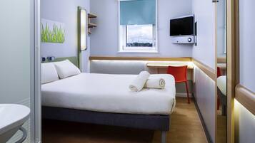 Desk, soundproofing, iron/ironing board, free WiFi