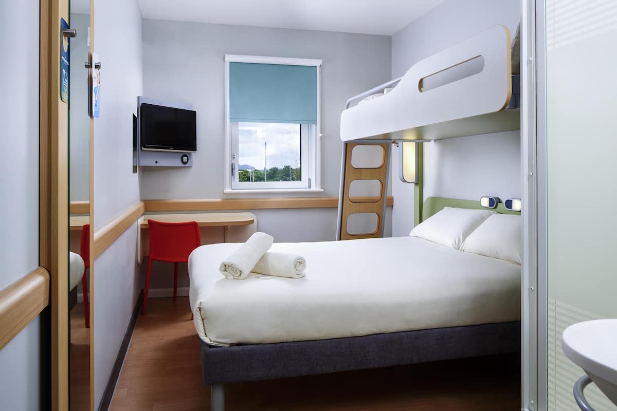 Doppelzimmer | Schreibtisch, schallisolierte Zimmer, BĂŒgeleisen/BĂŒgelbrett