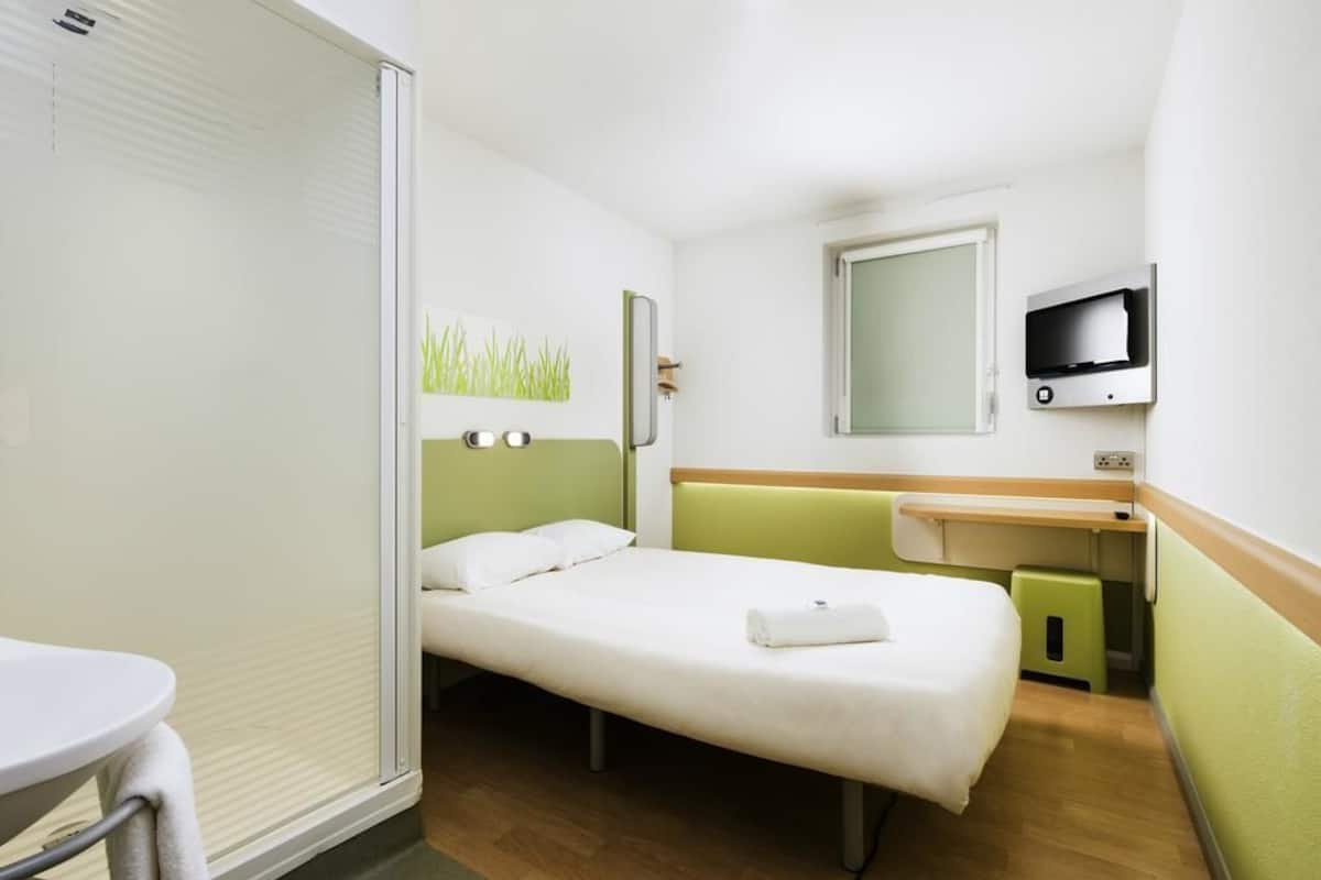 desk, soundproofing, iron/ironing board, free wifi