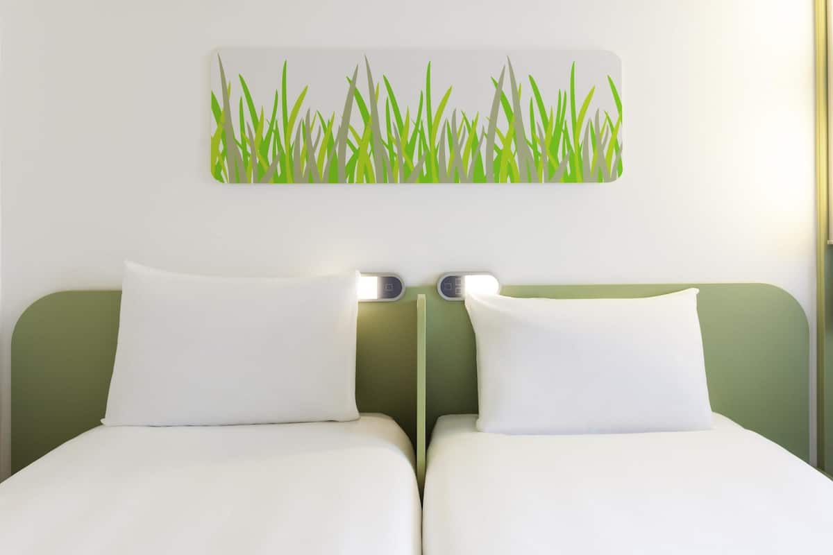 Chambre avec lits jumeaux, 2 lits jumeaux | Bureau, systĂšme dâinsonorisation, fer et planche Ă repasser