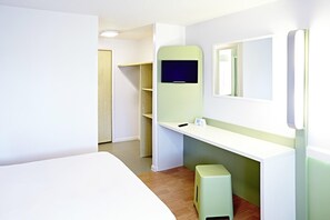 Desk, soundproofing, free cots/infant beds, free WiFi