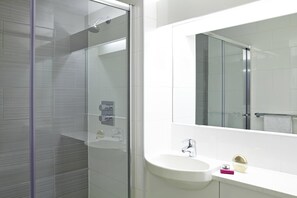 Shower, rainfall showerhead, free toiletries, hair dryer
