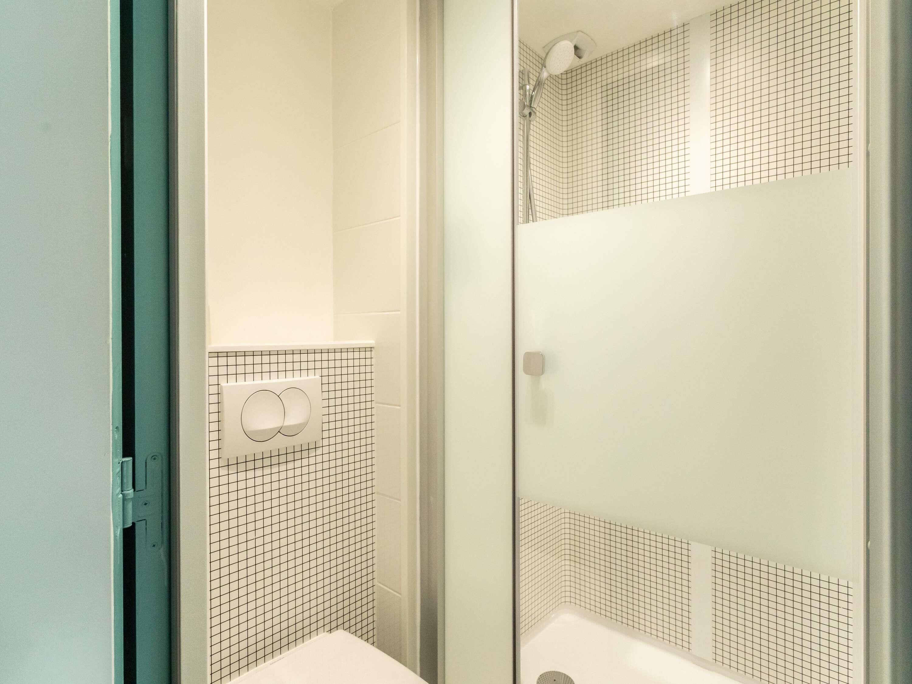 Une salle de bain avec une douche, des toilettes et un lavabo.