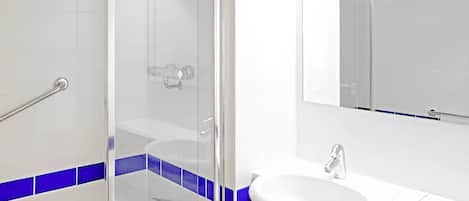 Classic Room | Bathroom | Combined shower/tub, rainfall showerhead, towels