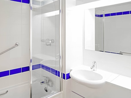 Classic Room | Bathroom | Combined shower/bathtub, rainfall showerhead, towels. Warrington M6 Motel J20/M6 Lymm Services