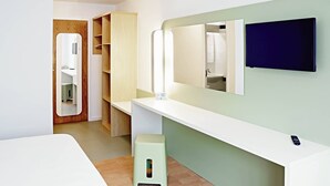 Une salle de bain moderne avec un meuble-lavabo, un miroir et des armoires de rangement.