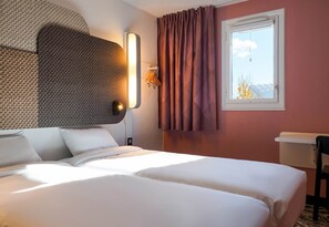 Twin Room, Non Smoking | Desk, soundproofing, iron/ironing board, free cots/infant beds