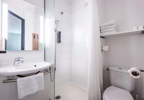 Regadera, amenidades de baño ecológicas, toallas 