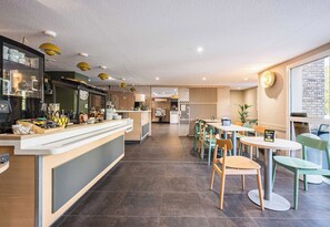 Daily buffet breakfast for a fee - B&B HOTEL Annemasse Est (Annemasse)