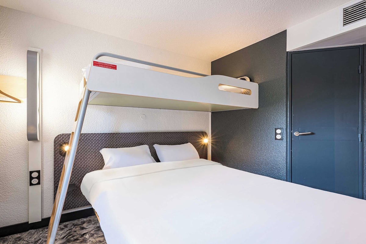 Standard Triple Room, Mobility Accessible, Non Smoking | Premium bedding, desk, free WiFi, bed sheets