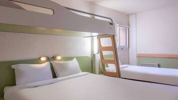 Chambre Quadruple Standard, non-fumeurs | 1 chambre, literie de qualité supérieure, bureau, Wi-Fi gratuit