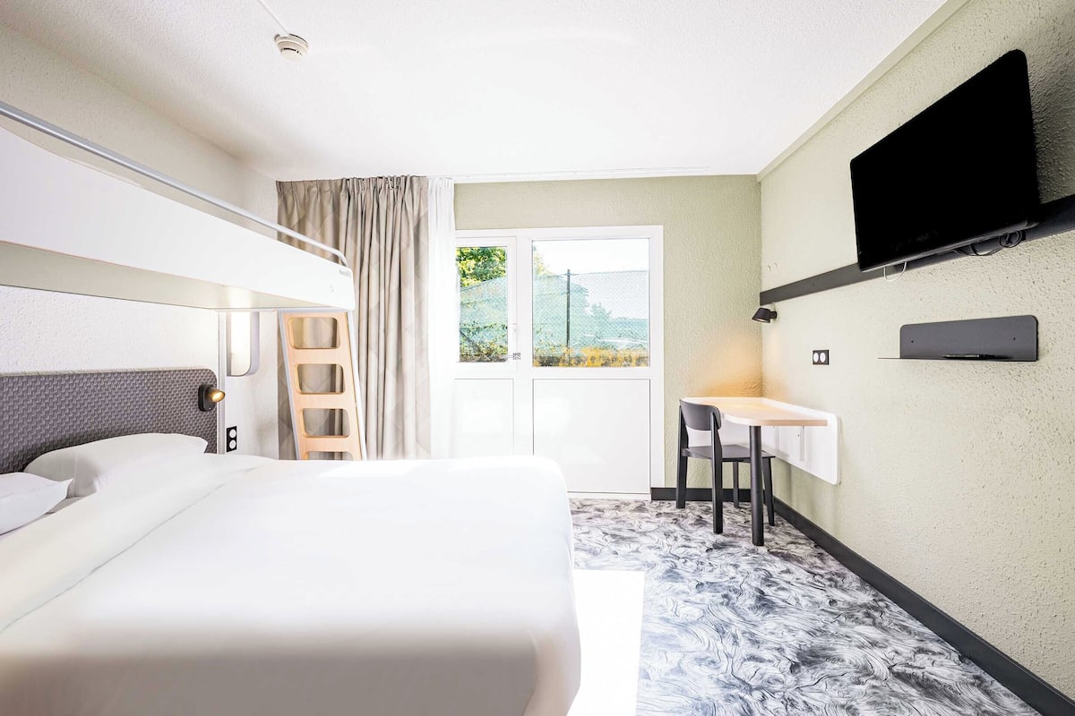Standard Triple Room, Non Smoking | Premium bedding, desk, free WiFi, bed sheets
