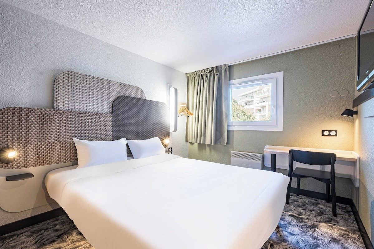 Standard Double Room, Non Smoking | Premium bedding, desk, free WiFi, bed sheets