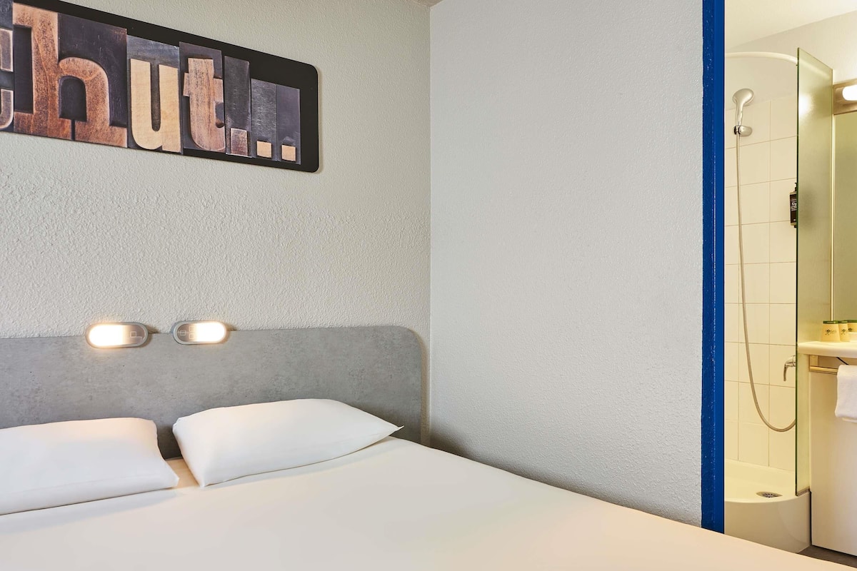 Habitación doble, 1 cama doble | Escritorio, wifi gratis, ropa de cama