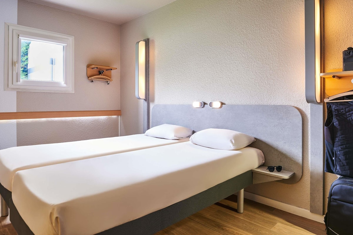 Rom, 2 enkeltsenger | Skrivebord, wi-fi (inkludert) og sengetøy