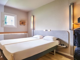 Quarto, 2 camas de solteiro | Escrivaninha, Wi-Fi de cortesia, roupa de cama