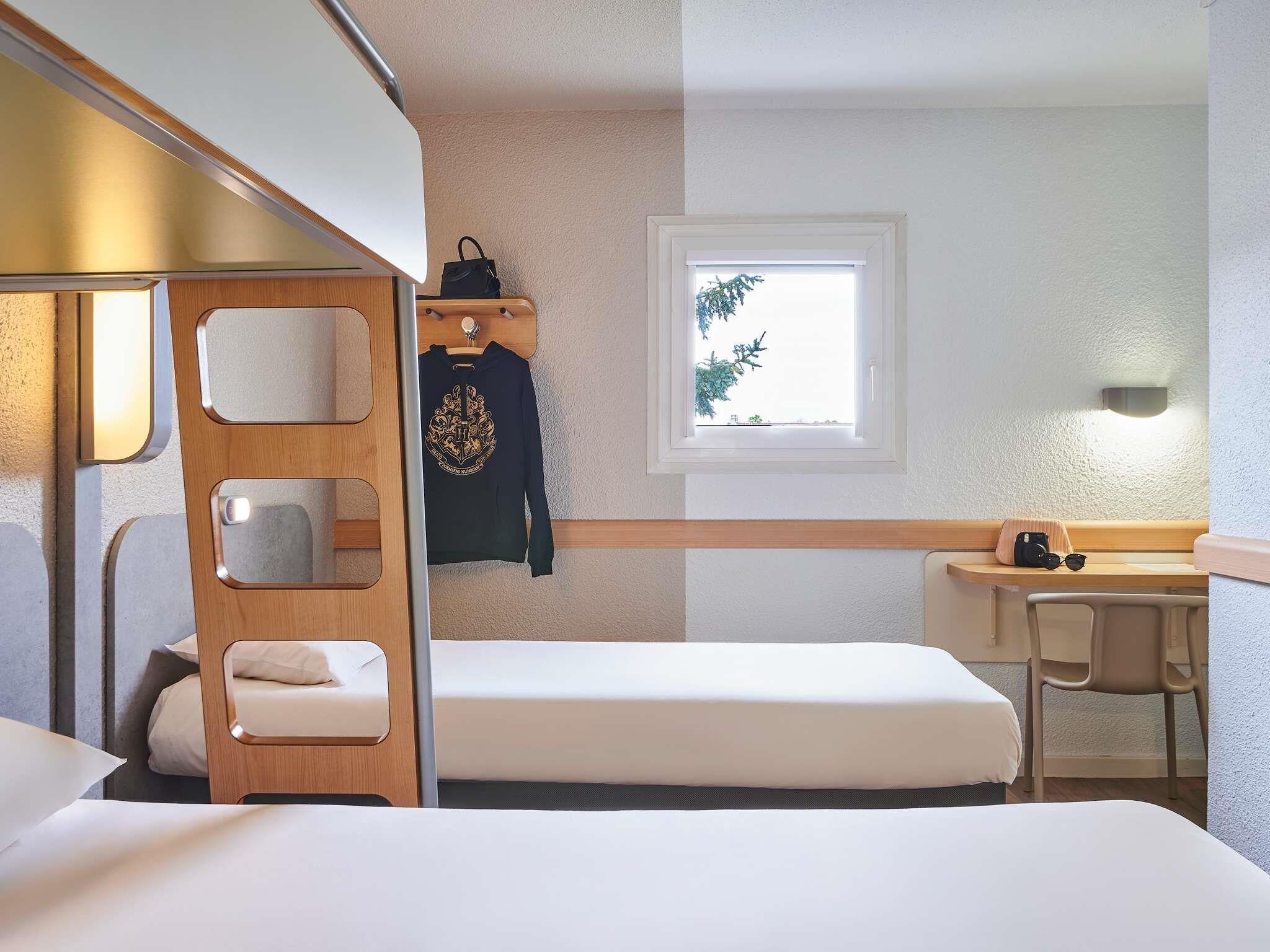 Chambre Familiale, plusieurs lits | Bureau, Wi-Fi gratuit, draps fournis