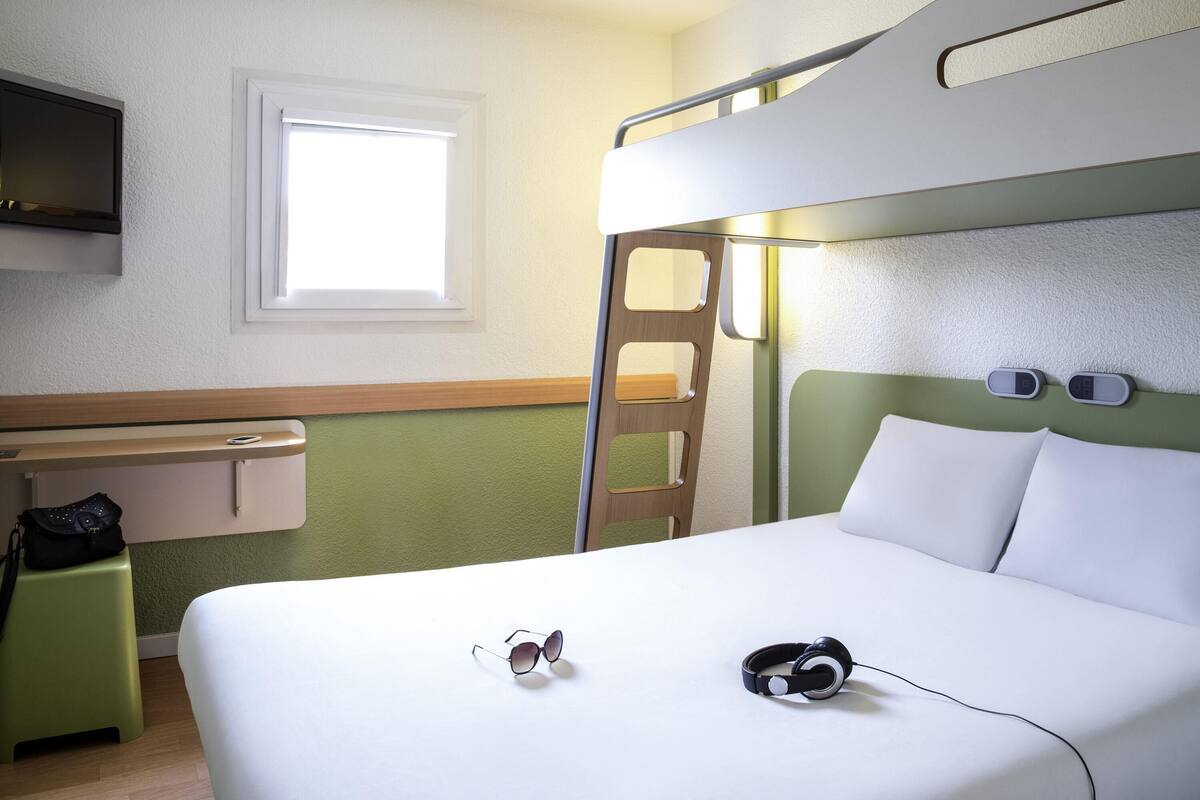 Triple Room, Berbilang Katil | Meja, Wi-fi percuma, cadar katil