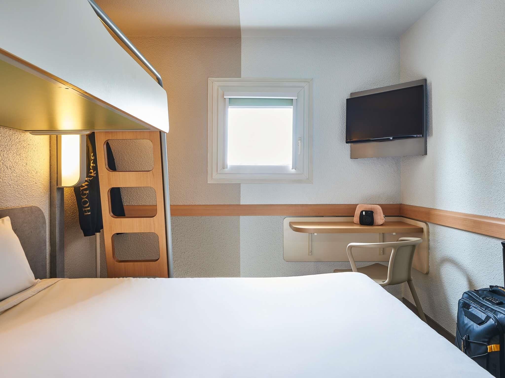 Chambre Triple, plusieurs lits | Bureau, Wi-Fi gratuit, draps fournis