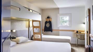 Habitación familiar, varias camas | Escritorio, wifi gratis y ropa de cama