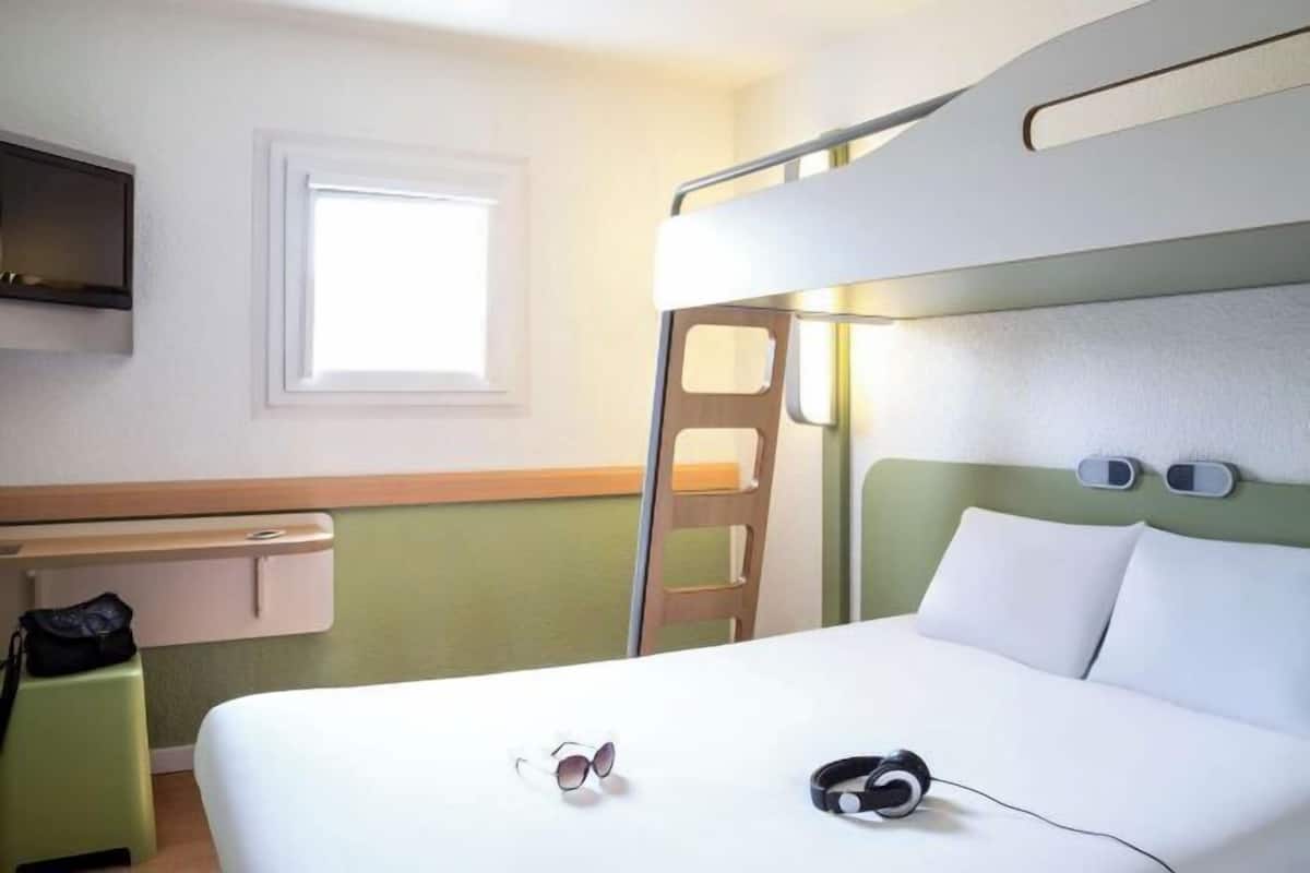 Escritorio, wifi gratis, ropa de cama