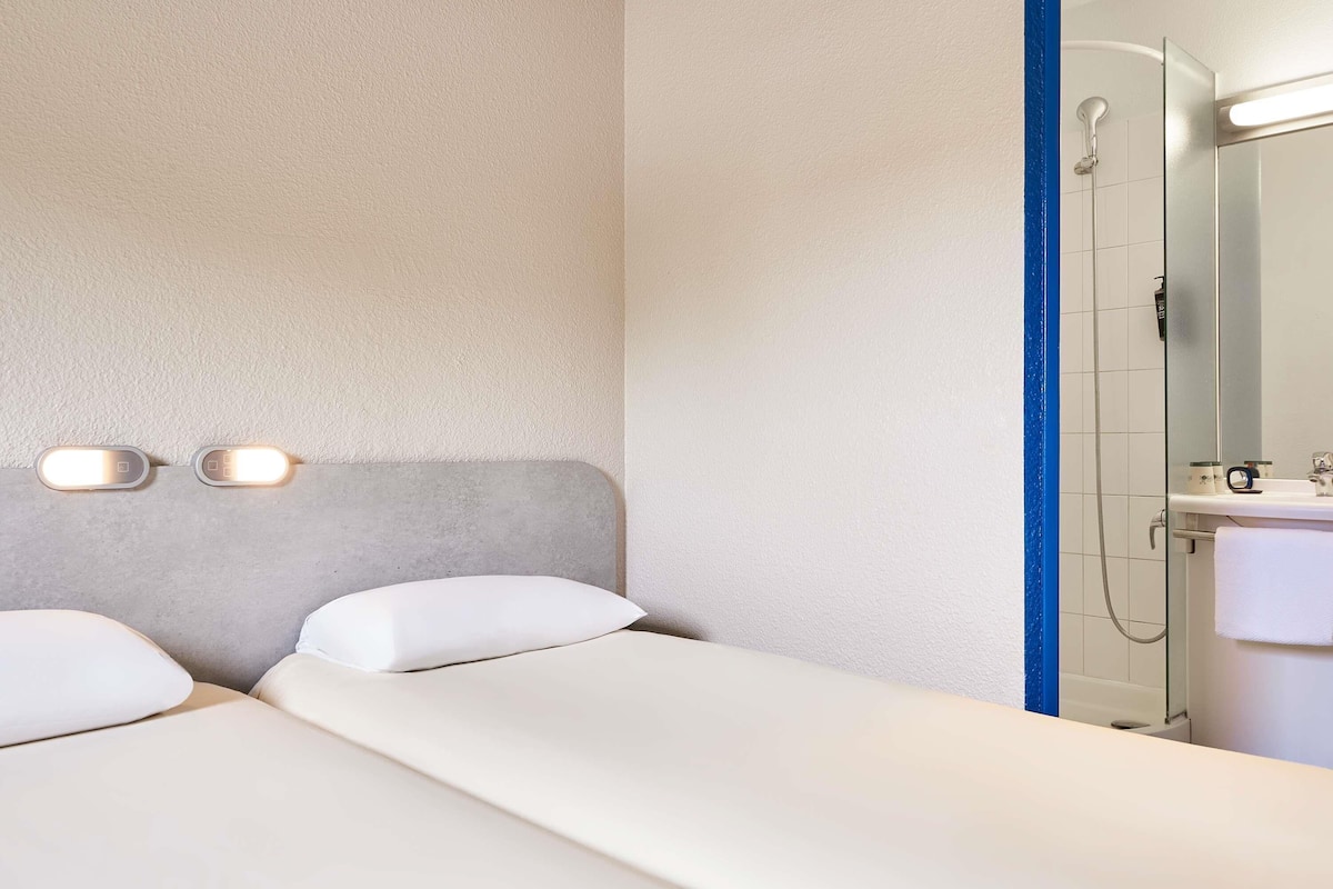 Quarto, 2 camas de solteiro | Escrivaninha, Wi-Fi de cortesia, roupa de cama