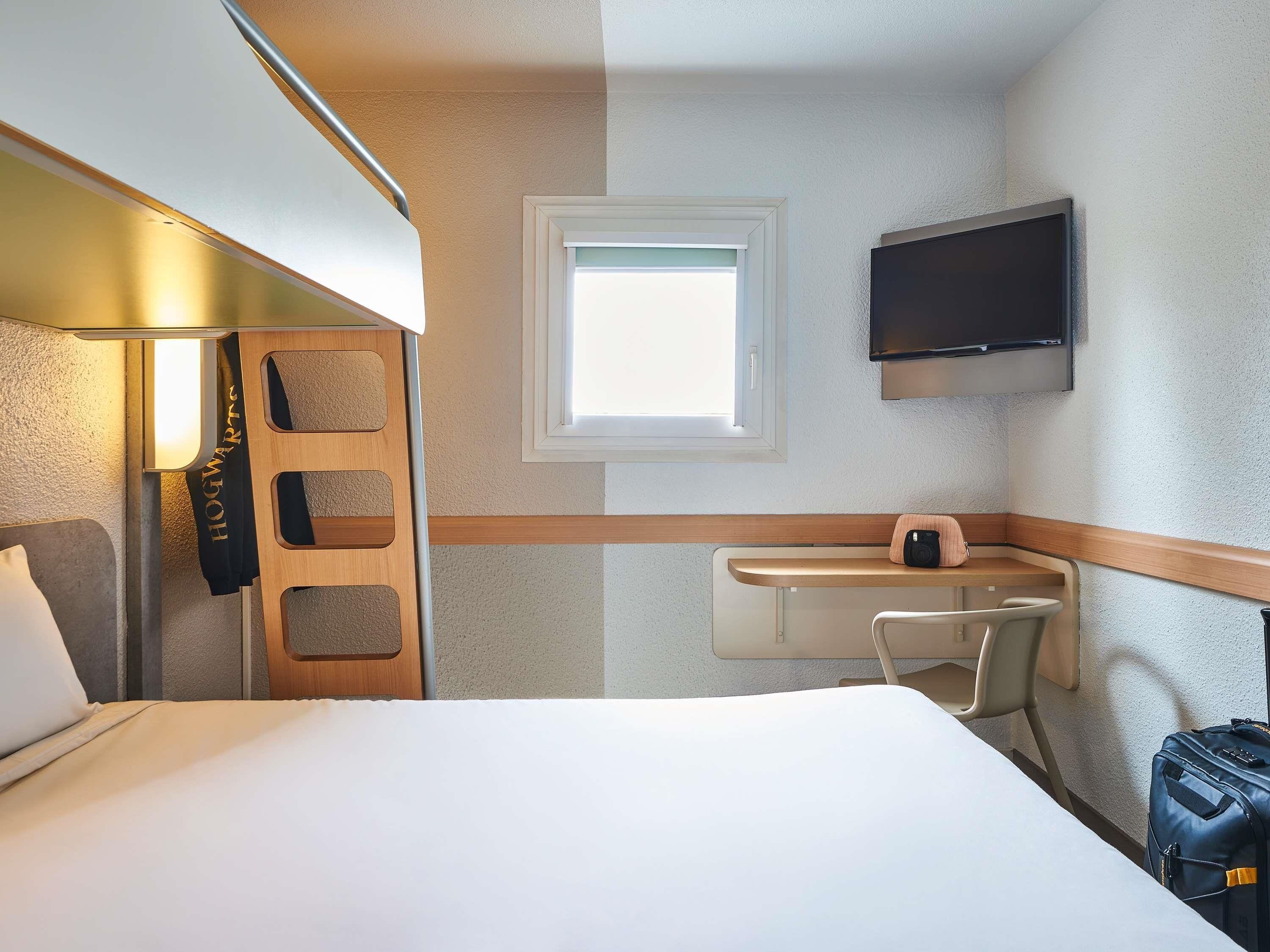 Triple Room, Multiple Beds | Desk, free WiFi, bed sheets