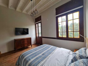 Premium Double Room, 1 Queen Bed, Ensuite, Park View | Laptop workspace, soundproofing, free WiFi, bed sheets - Flying Dog Hostel B&B (Lima)