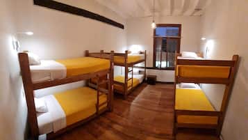 Gemeinsamer Basic-Schlafsaal, Gemischter Schlafsaal, Gemeinschaftsbad | Zimmersafe, schallisolierte Zimmer, kostenloses WLAN, Bettwäsche