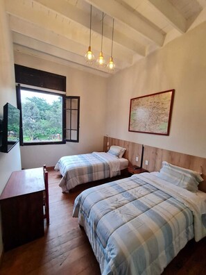 Premium Twin Room, Ensuite, Park View | Laptop workspace, soundproofing, free WiFi, bed sheets - Flying Dog Hostel B&B (Lima)