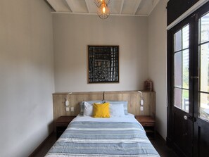 Premium Double Room, 1 Queen Bed, Ensuite, Park View | Laptop workspace, soundproofing, free WiFi, bed sheets - Flying Dog Hostel B&B (Lima)