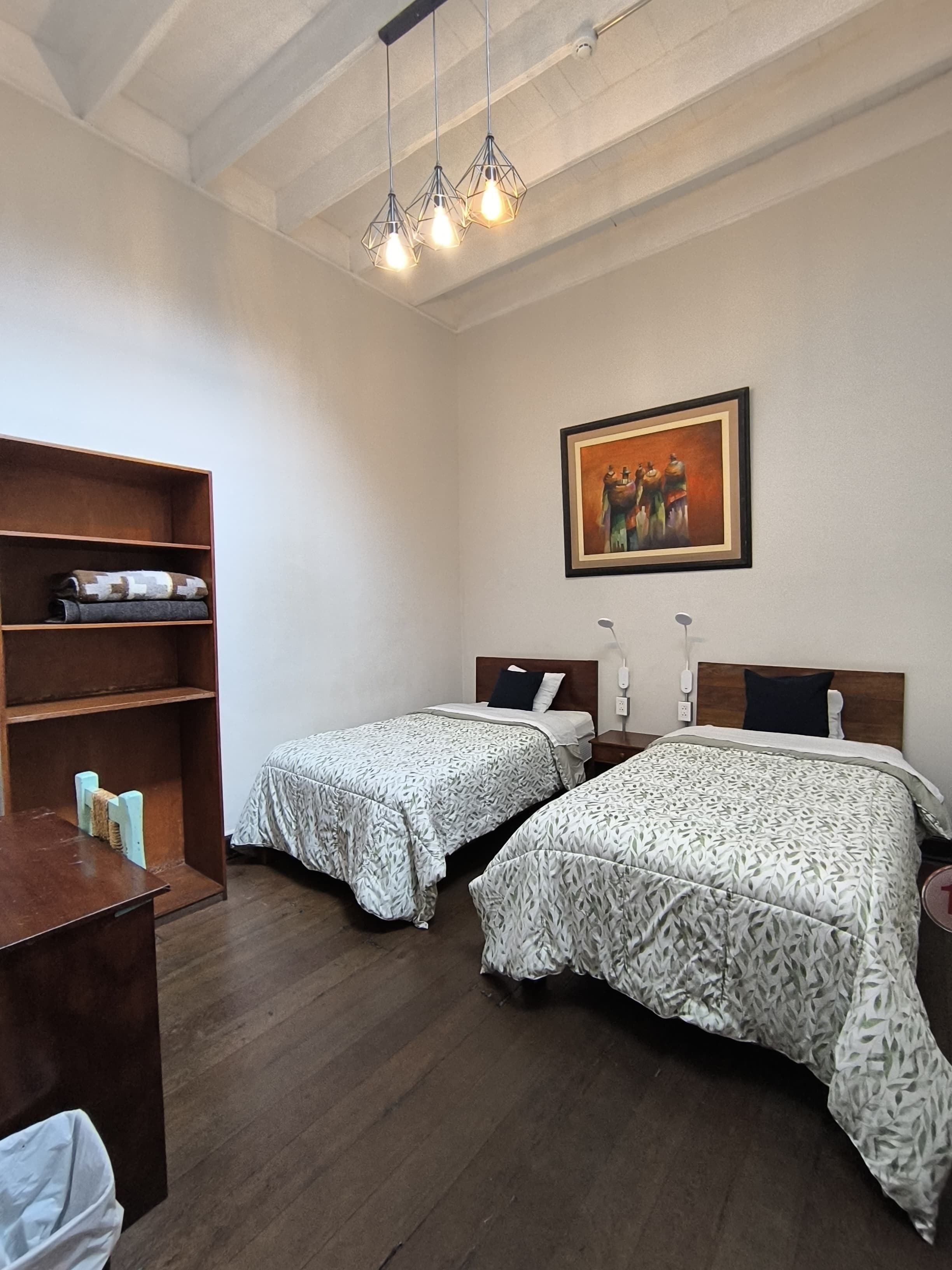 Chambre avec lits jumeaux, salle de bains commune | Coffres-forts dans les chambres, chambres insonorisées, Wi-Fi gratuit