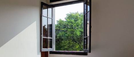 Premium Twin Room, Ensuite, Park View | In-room safe, soundproofing, free WiFi, bed sheets