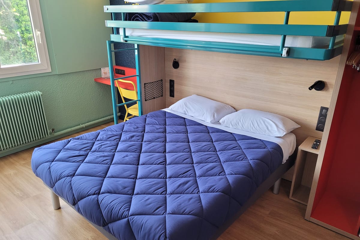 办公桌、隔音、免费 WiFi、床单