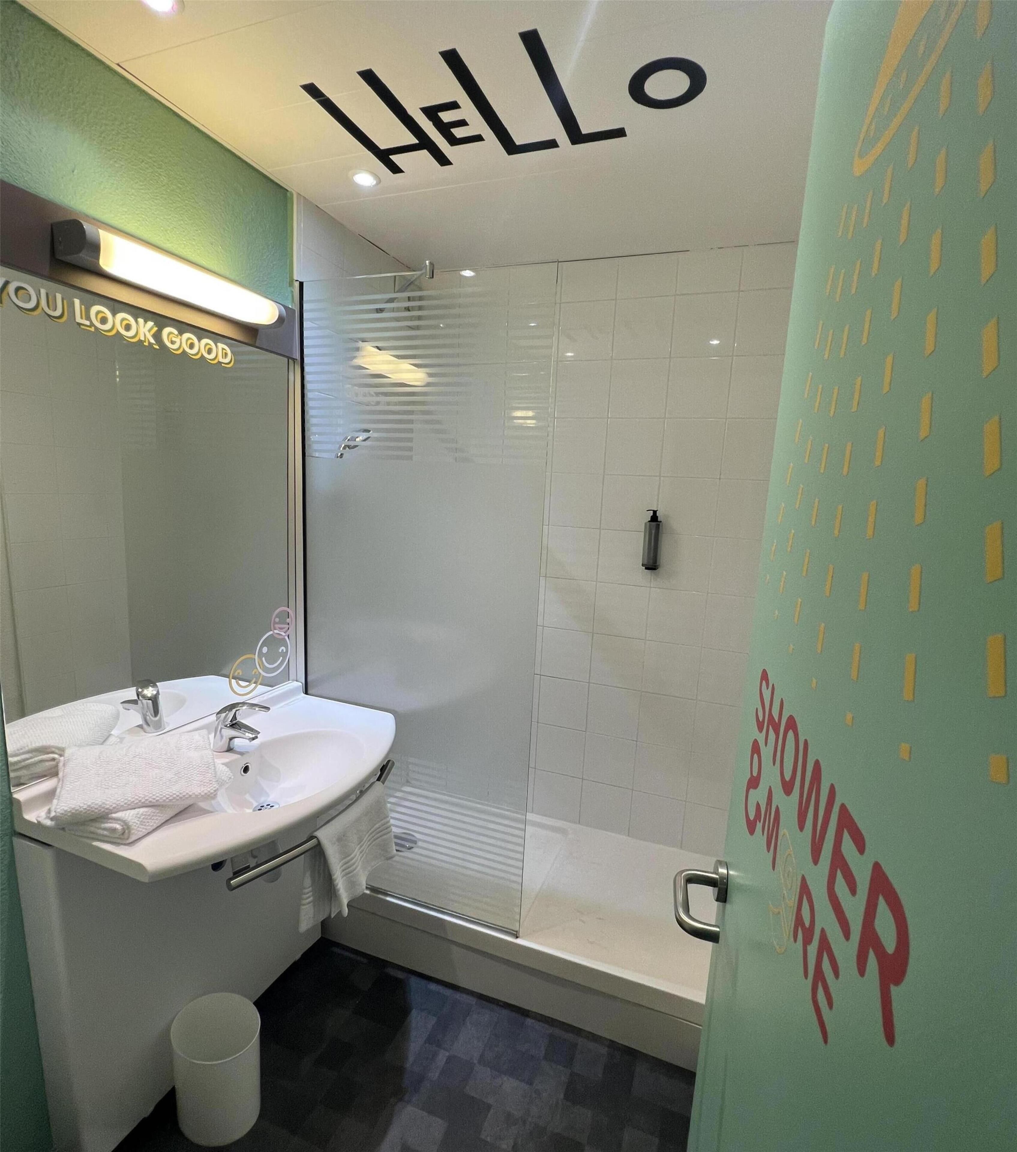 Douche, articles de toilette écologiques, serviettes fournies