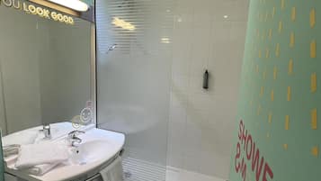 Douche, articles de toilette écologiques, serviettes fournies