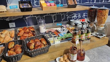 بوفيه فطور يوميًا بتكلفة قدرها (8.50 EUR للشخص)