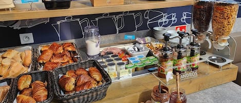 Petit déjeuner buffet (8.50 EUR par personne)