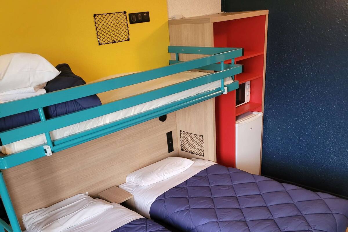 Standard Room, 2 Twin Beds | Desk, soundproofing, free WiFi, bed sheets