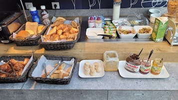 Tägliches Frühstücksbuffet (8.50 EUR pro Person)