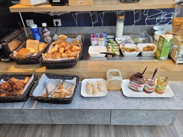 Petit déjeuner buffet (8.50 EUR par personne)
