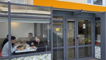 Petit déjeuner buffet servi tous les jours en supplément