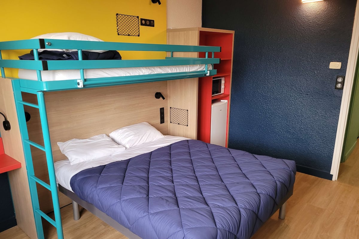 Desk, laptop workspace, soundproofing, free WiFi