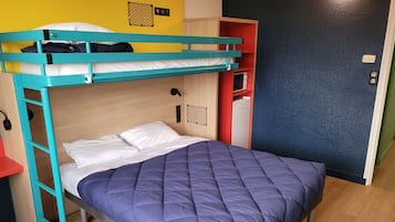 Muebles diferentes, espacio para trabajar con laptop y insonorización
