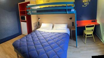 Habitació triple, diversos llits | Mobiliari individual i espai de treball apte per a portàtils