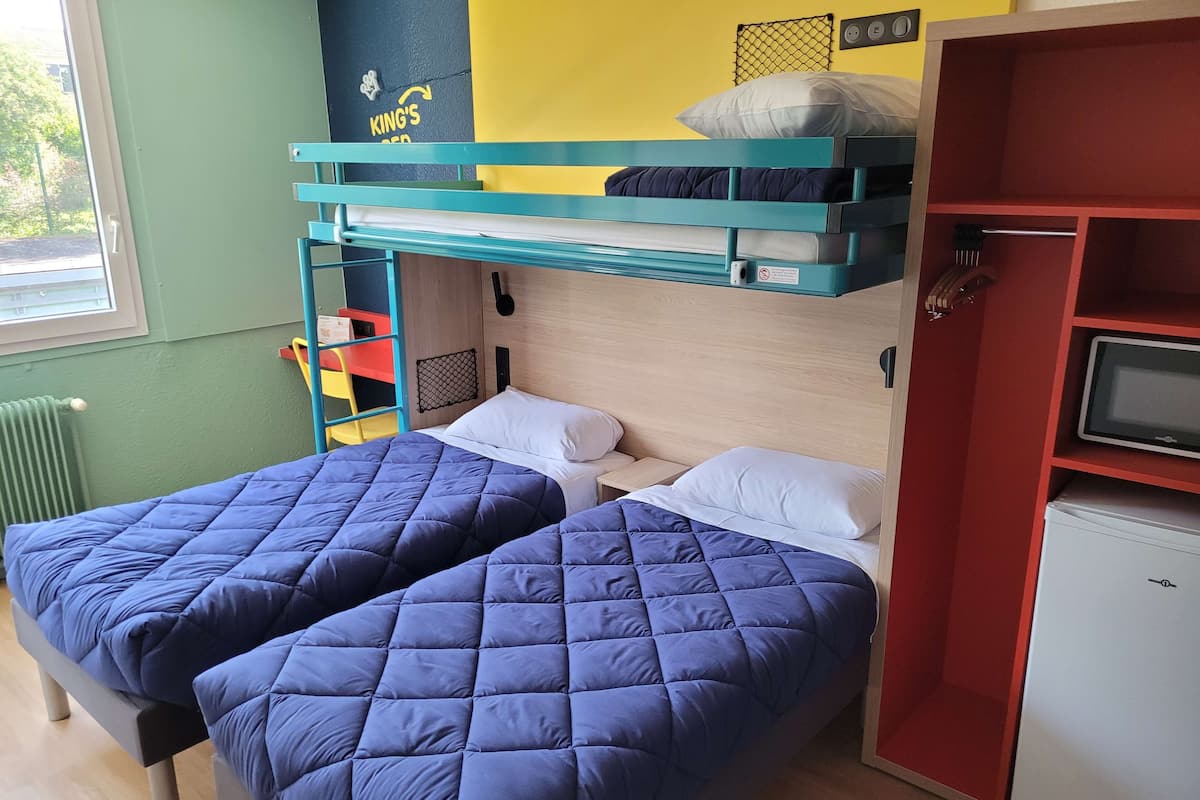 Standard Room, 2 Twin Beds | Desk, laptop workspace, soundproofing, free WiFi