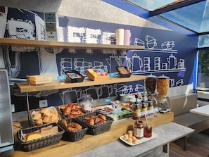 Se ofrece un desayuno bufé todos los días (8.5 EUR por persona)